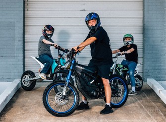 ヒューストン郊外に住むジョー・サルツバックさんと息子たちは、電動ダートバイクのファンになった=Arturo Olmos for WSJ