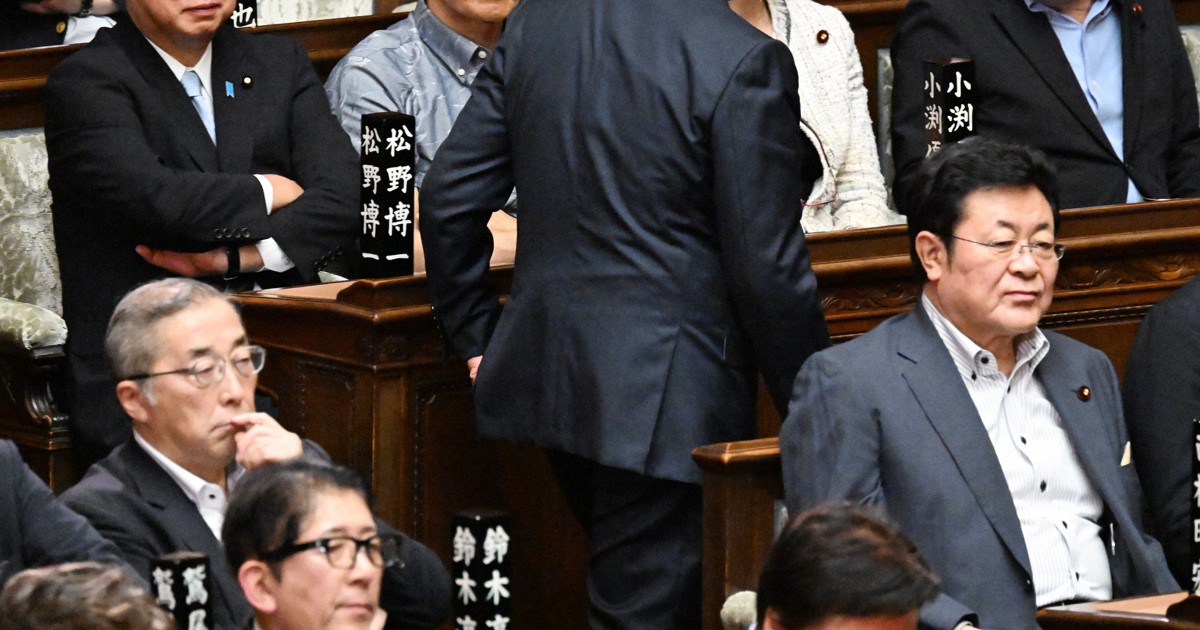 自民・岩屋前外相が採決前に退席、棄権　国旗損壊罪法案