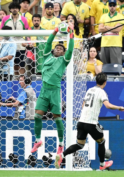 好セーブ連発の鈴木彩艶「4年間、顔上げて進む」 サッカーW杯 | 毎日新聞