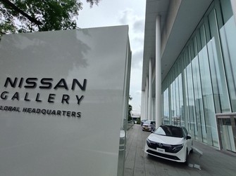 普段は自動車が多く展示された「日産ギャラリー」が株主総会の会場となった。このため、カーテンで会場内を遮り、外から見えないようにしていた=横浜市西区で2026年6月23日、今沢真撮影