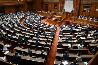 成年後見制度を見直す改正民法が賛成多数で可決、成立した参院本会議=国会内で2026年6月17日、平田明浩撮影
