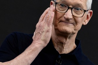 米カリフォルニア州クパチーノで開催されたアップルの年次イベント「ワールドワイド・デベロッパーズ・カンファレンス(WWDC)」に出席する、アップルのティム・クックCEO=ロイター、カルロス・バリア