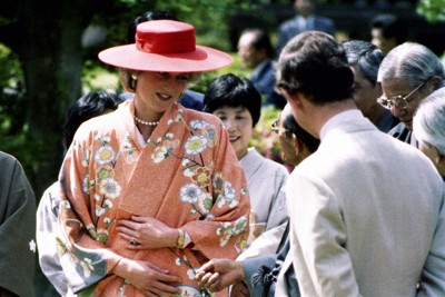哈利王子一家與英國國王夫婦「私下」會面，為慈善活動返國