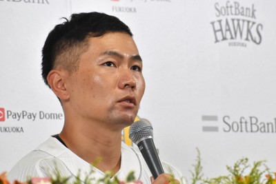 軟銀川瀨晃獻向日葵給引退的中村晃,並敲出致勝安打