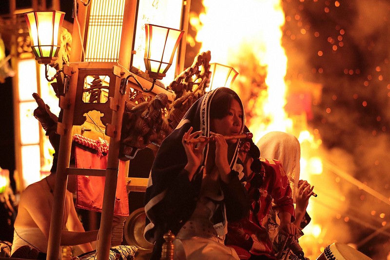 能登「あばれ祭」浴火而生 40座燈籠躍動祈願復興