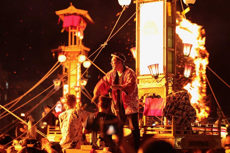 能登「あばれ祭」浴火而生 40座燈籠躍動祈願復興