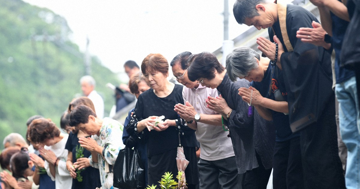 九州豪雨から6年 熊本・球磨川支流で「花おくり」 [写真特集5/5