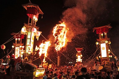 能登「あばれ祭」浴火而生 40座燈籠躍動祈願復興