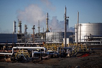 米国の石油化学原料はエタンが主流だ。写真はペンシルベニア州のエタン関連施設=Bloomberg