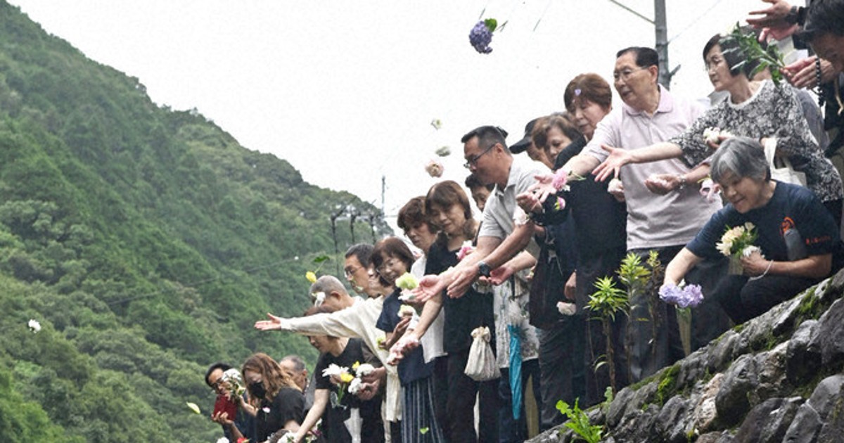 この川に 痛みも愛も 九州豪雨6年「花おくり」 | 毎日新聞