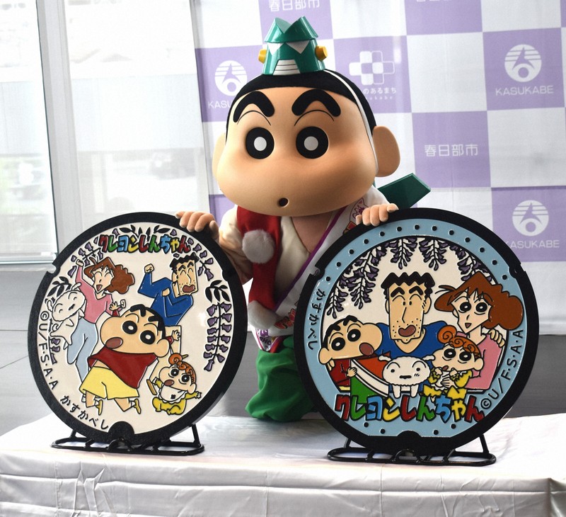 ついにだゾ～クレヨンしんちゃんのマンホールふた、春日部に登場