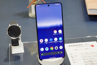 シャープのスマートフォン最新モデル「AQUOS R11」=筆者撮影
