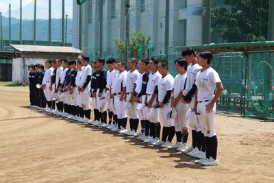 高校野球岩手大會會場舉辦「高中生市集」販售木製長椅等作品
