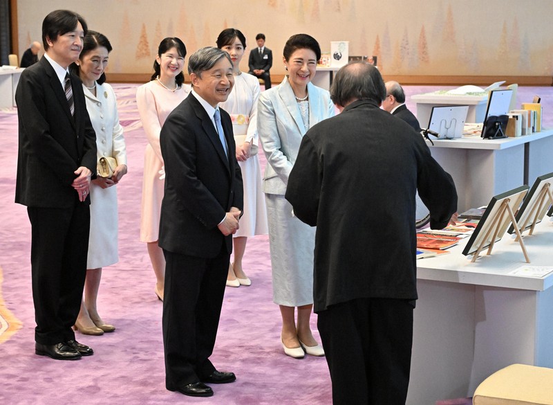 天皇、皇后両陛下 日本芸術院賞受賞者とご懇談 [写真特集1/12] | 毎日新聞