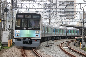 西武狭山線で営業運転を始めた西武7000系。東急電鉄から中古車両として購入した=筆者撮影