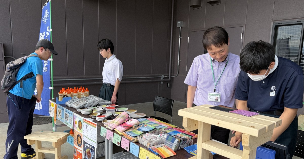 高校野球岩手大會會場舉辦「高中生市集」販售木製長椅等作品