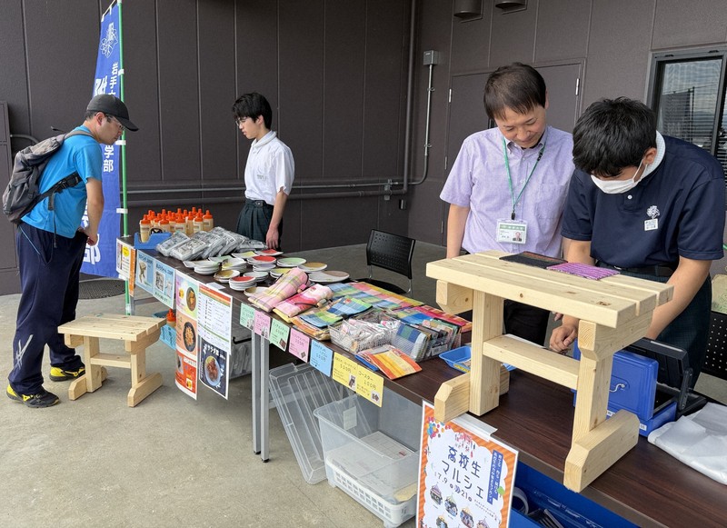 高校野球岩手大會會場舉辦「高中生市集」販售木製長椅等作品