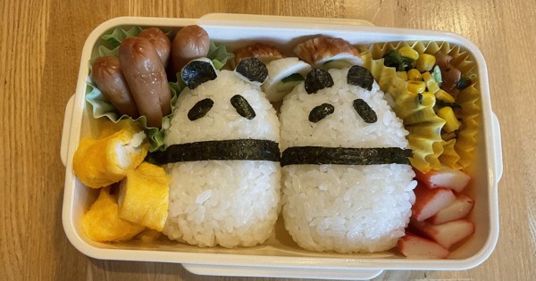 小学校を不登校だった時期に、料理が得意になったキキさん（仮名）。写真は小学校時代に自作したお弁当＝母親提供