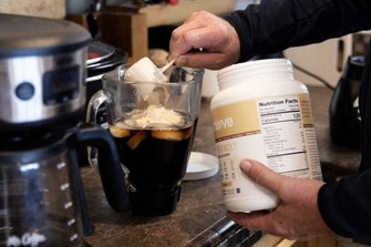 アイスコーヒーシェイクに使用されるプロテインパウダー =Alisha Jucevic for WSJ