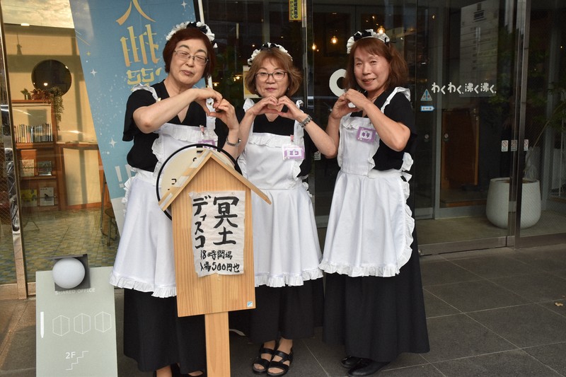「冥土喫茶」變身迪斯可舞廳,銀髮女僕熱舞昭和金曲掀高潮