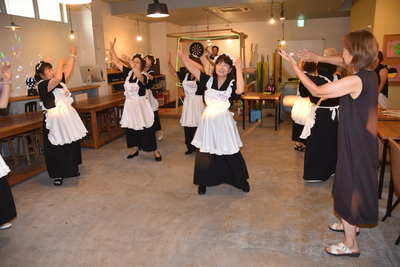 「冥土喫茶」變身迪斯可舞廳,銀髮女僕熱舞昭和金曲掀高潮