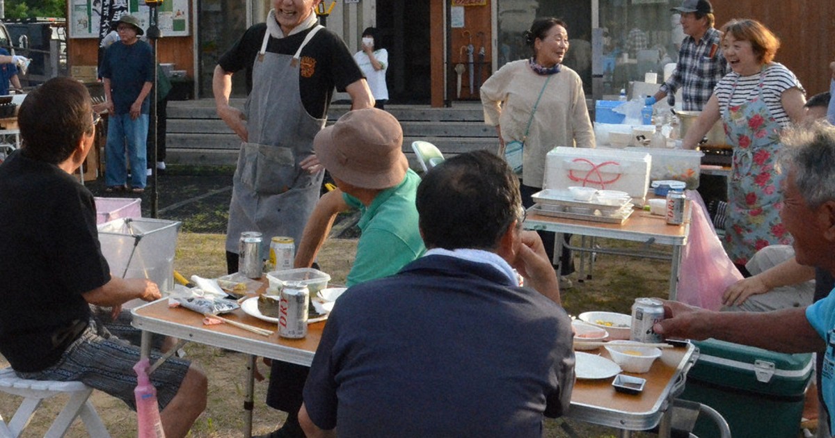 能登で続く僧侶の「出張居酒屋」 遠い存在になった刺し身を提供