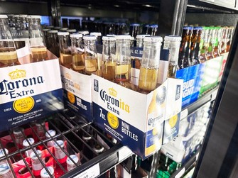 コンステレーションは、メキシコの人気ラガービール「コロナ」の小型版である「コロニータ」を販売している=Parker Eshelman/WSJ