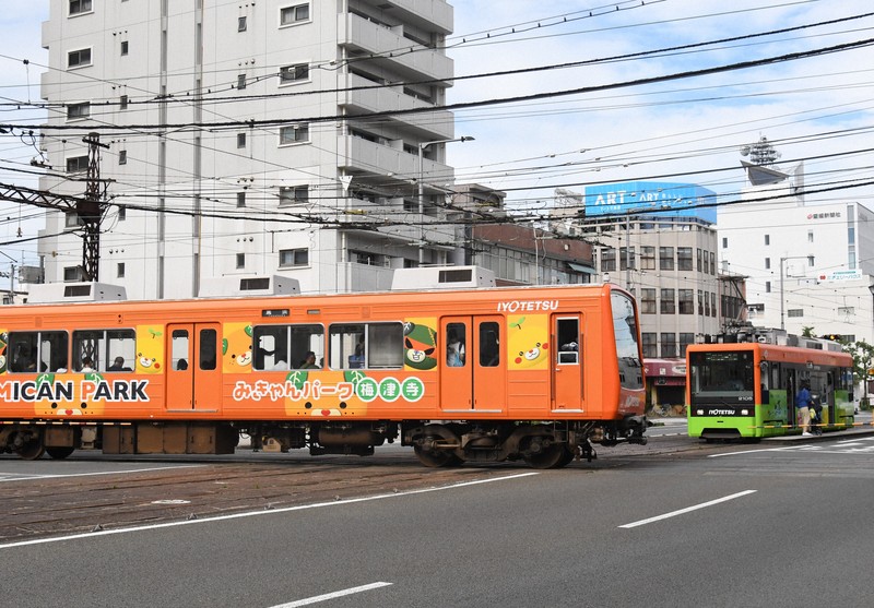全國僅見！松山獨有的路面電車與鐵道線「鑽石交叉」