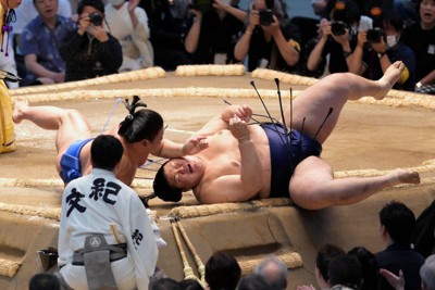 大相撲名古屋場所：橫綱豐昇龍爆冷輸給伯乃富士，吞下二敗