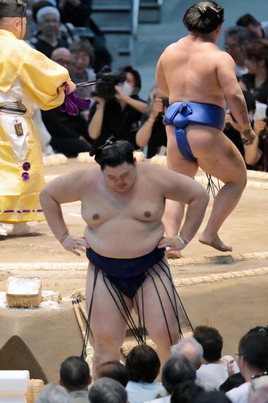 連敗中的橫綱大之里不敵藤之川，苦吞二連敗