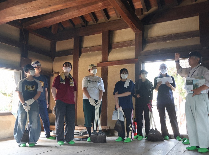 松山城重要文化財櫓房清掃 學生了解防彈結構等特色