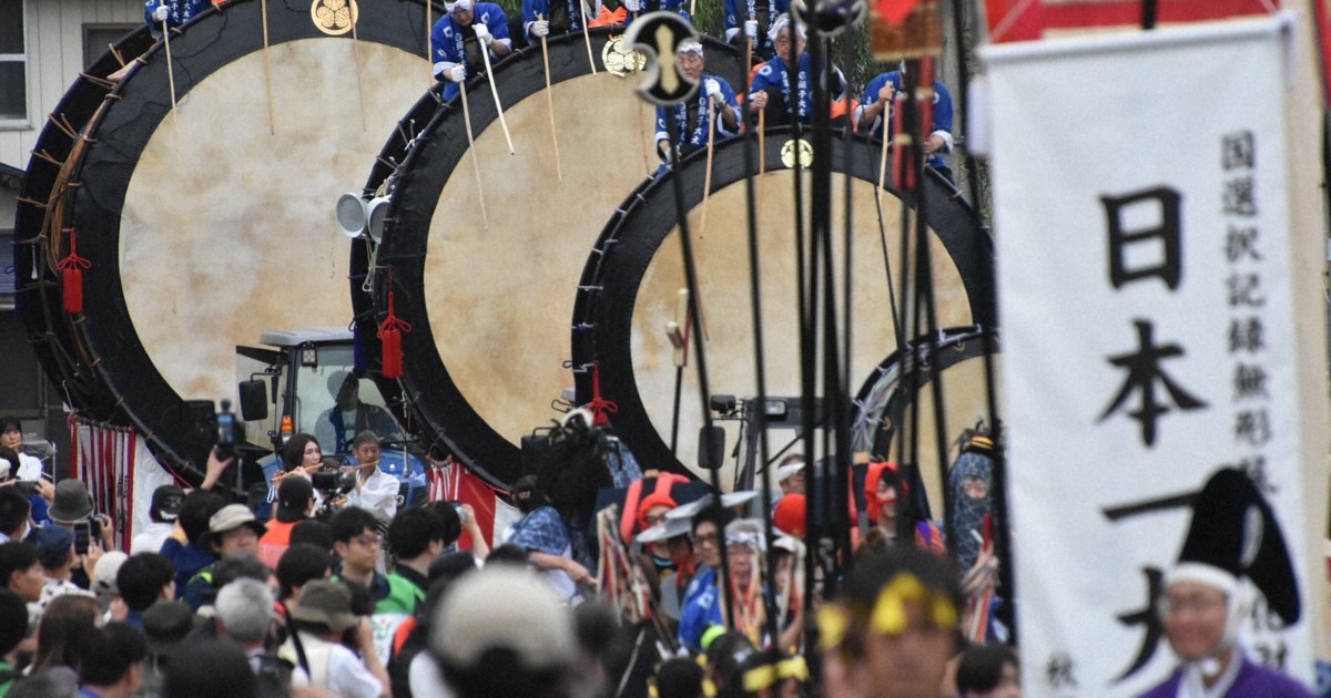 「ドーン」雷鳴のように大太鼓とどろく　秋田・綴子神社で例大祭