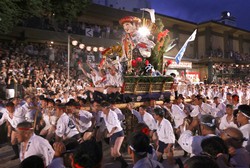 追い山笠」 勇壮に街を駆け抜ける 博多祇園山笠 [写真特集2/27] | 毎日新聞