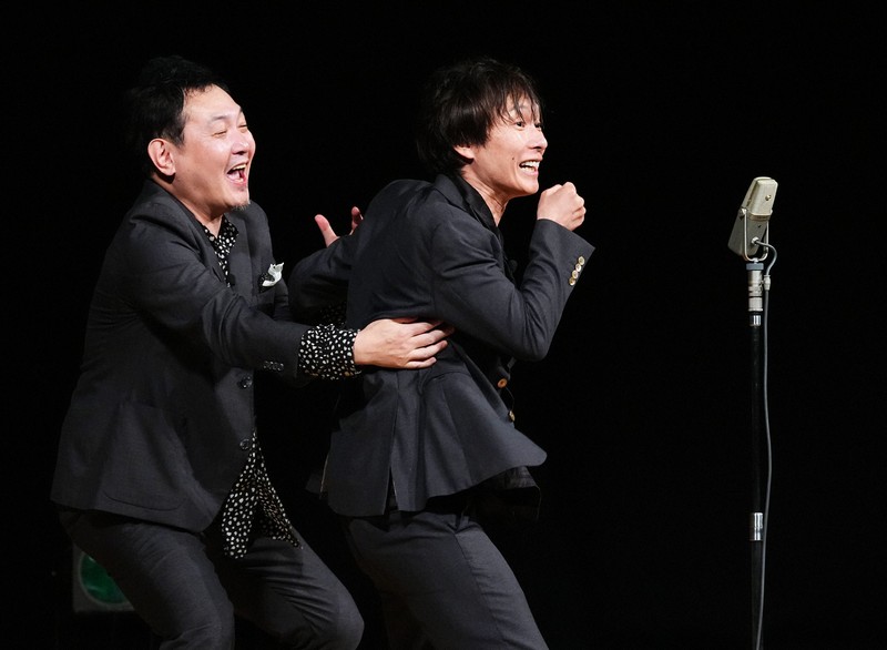 お笑いの向こう側：マシンガンズが再び単独ライブ セカンドが生んだ