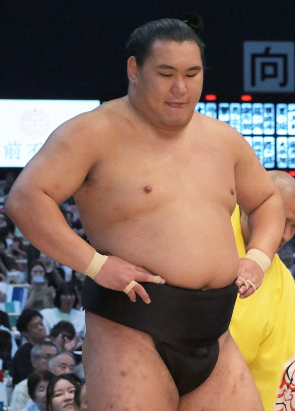 大相撲名古屋場所：橫綱豐昇龍爆冷輸給伯乃富士，吞下二敗