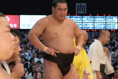 大相撲名古屋場所：橫綱豐昇龍爆冷輸給伯乃富士，吞下二敗