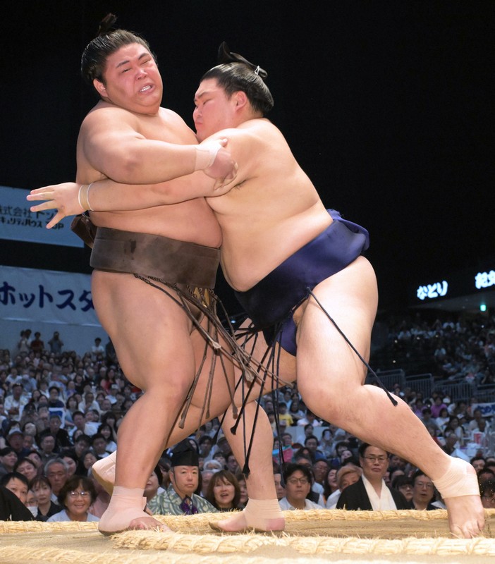 橫綱大之里壓倒性勝利,伯乃富士甘拜下風:大相撲賽況報導