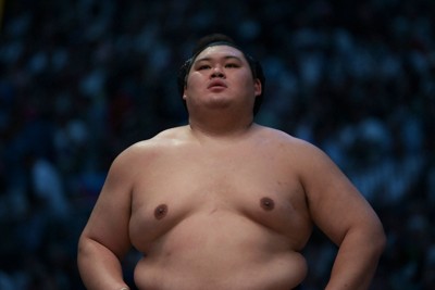 橫綱大之里壓倒性勝利,伯乃富士甘拜下風:大相撲賽況報導