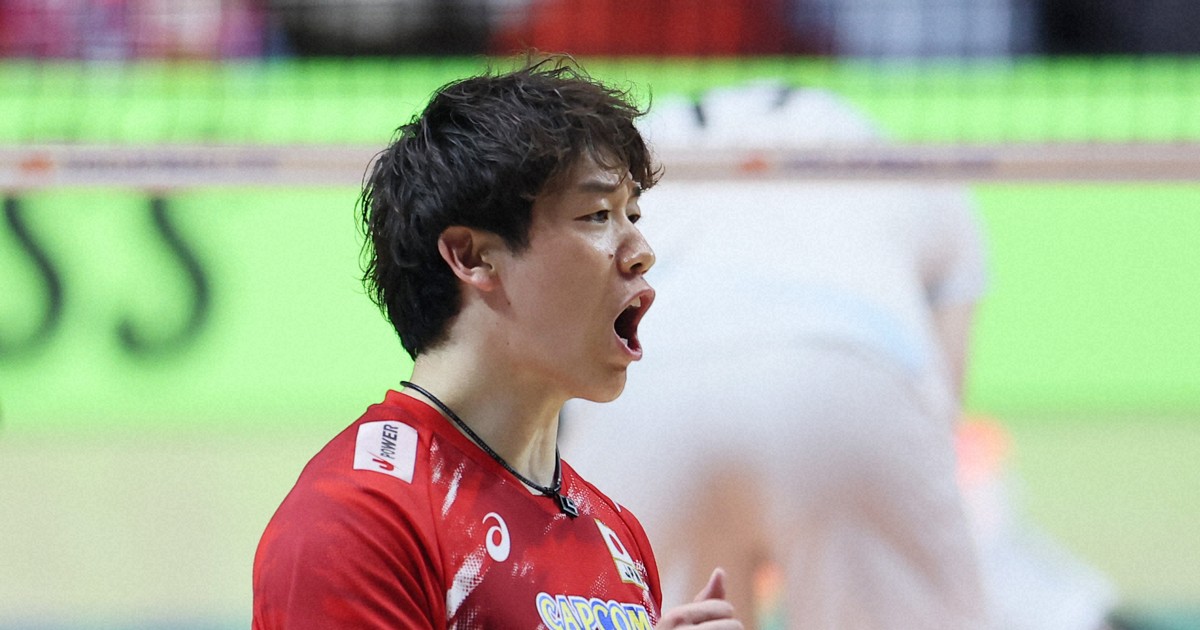 スパイクを放つ石川祐希