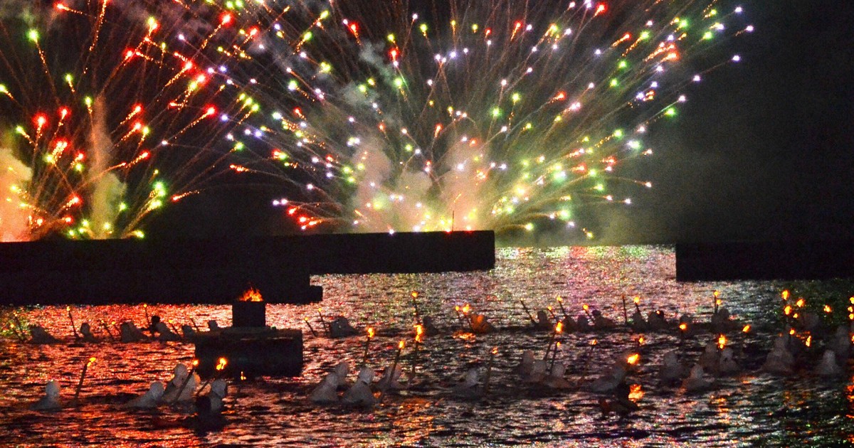 たいまつ手に夜の海泳いで祈願　千葉・白浜で「海女の大夜泳」