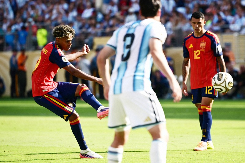 19年後情景再現:亞馬爾擁抱梅西,新時代來臨