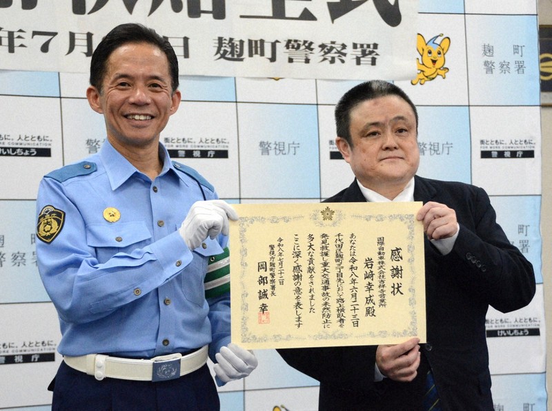 車道中央鼾聲大作,暖心計程車司機保護醉漢獲頒感謝狀