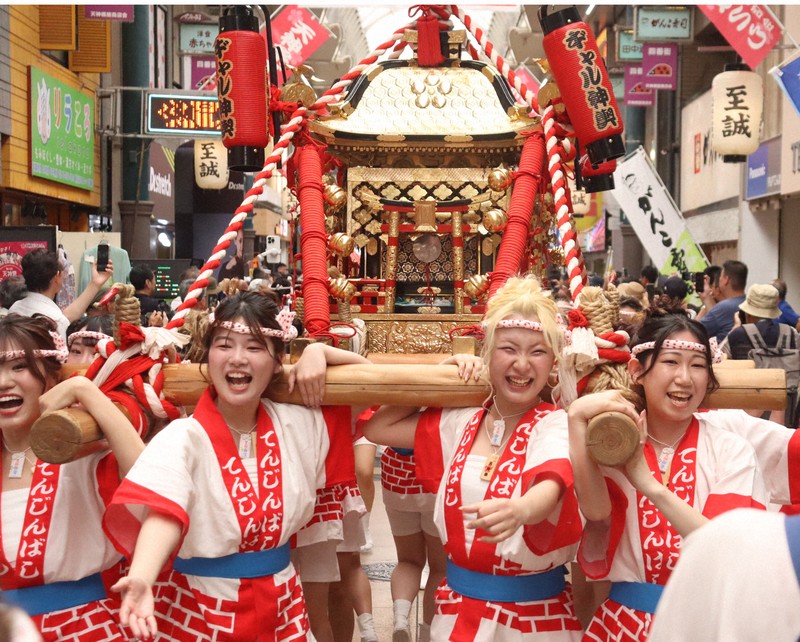 盛夏大阪天神祭「辣妹神轎」熱力登場 笑容點亮酷暑