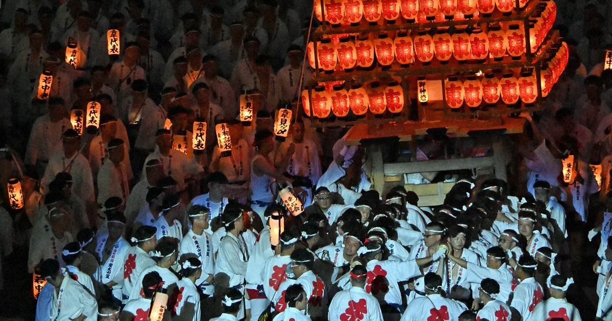 夏の夜に揺れる幻想的な提灯 12段組んだ大物も 戸畑祇園大山笠