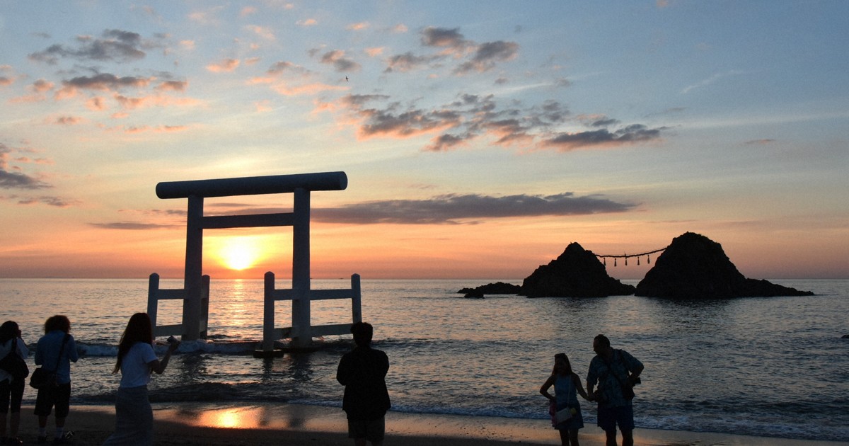 Mythical seascape draws summer crowds to Fukuoka Pref.'s iconic 'wedded rocks'